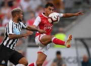 英雄联盟总决赛2025-球队实力派球员奋力拼搏，全力以赴