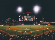 英雄联盟总决赛-跨界狂飙，老鹰踏平尼克斯之夜，班凯罗F1争冠接管传奇