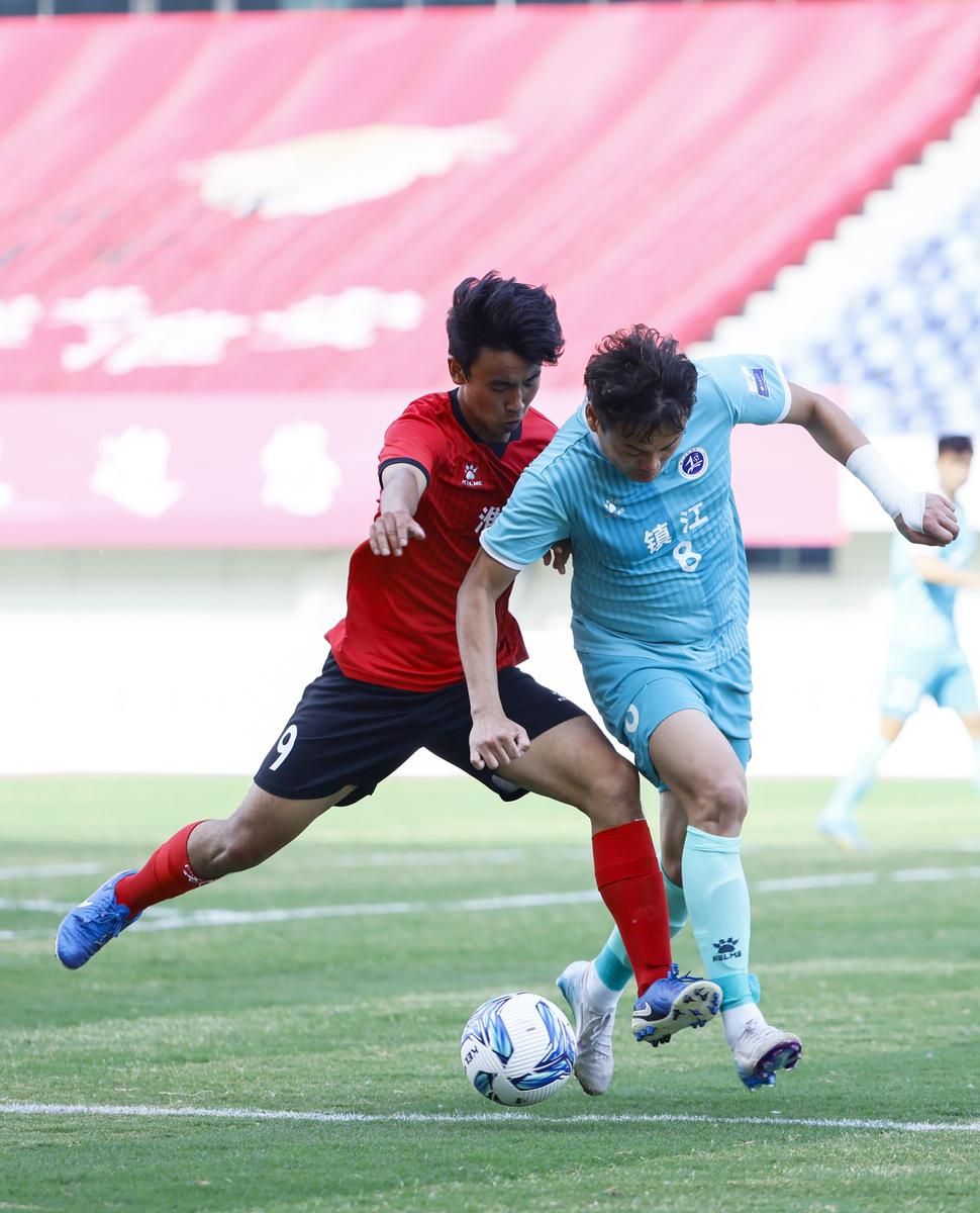 关于国内足球联赛战况激烈，球队技术过招角逐胜利的信息