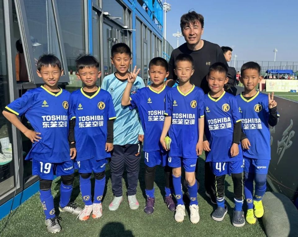 关于国内足球联赛战况激烈，球队技术过招角逐胜利的信息