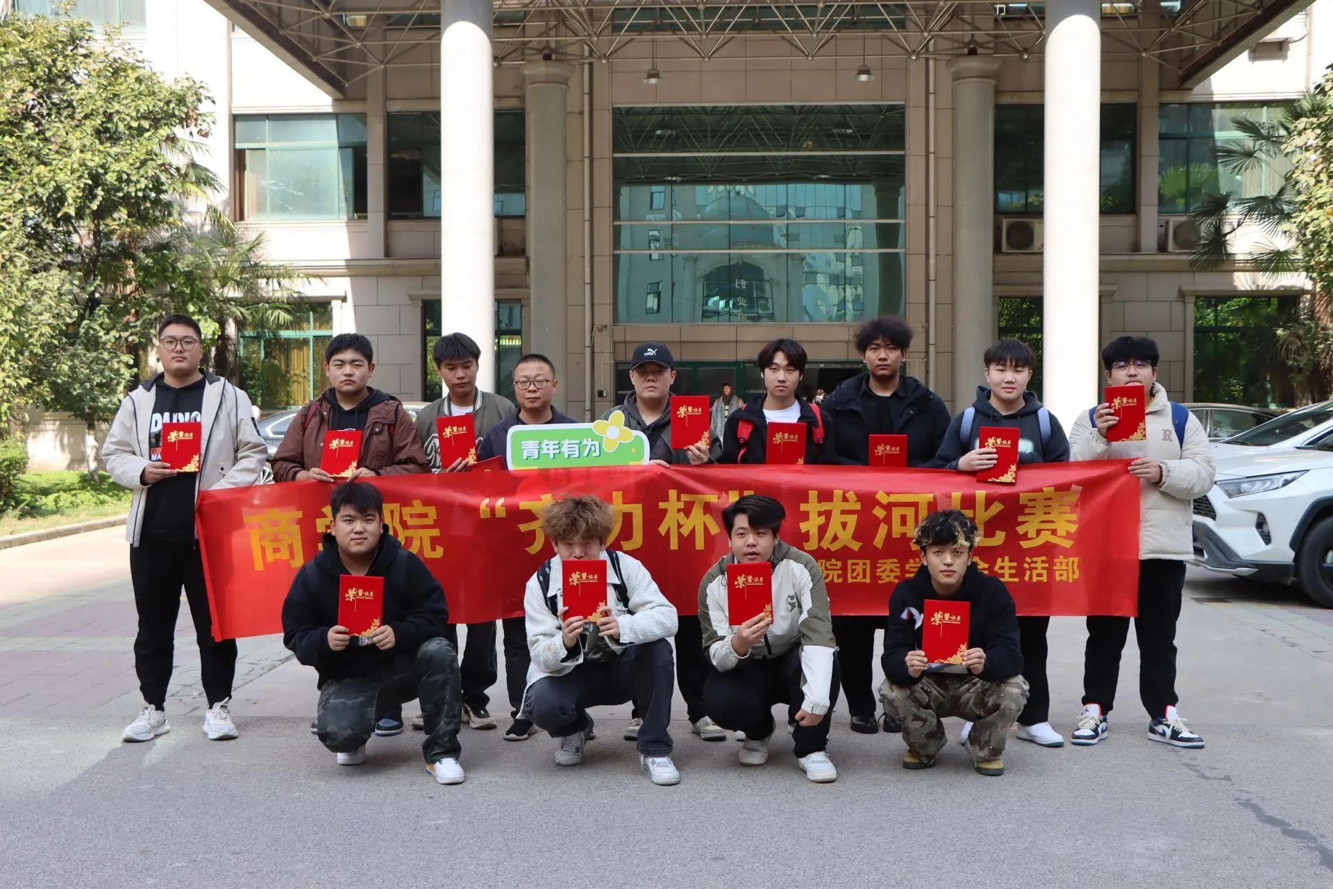 集体力量!选手团结一心夺得头名 集体力量!选手团结一心夺得头名