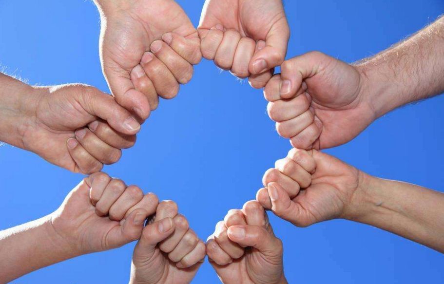 集体力量!选手团结一心夺得头名 集体力量!选手团结一心夺得头名