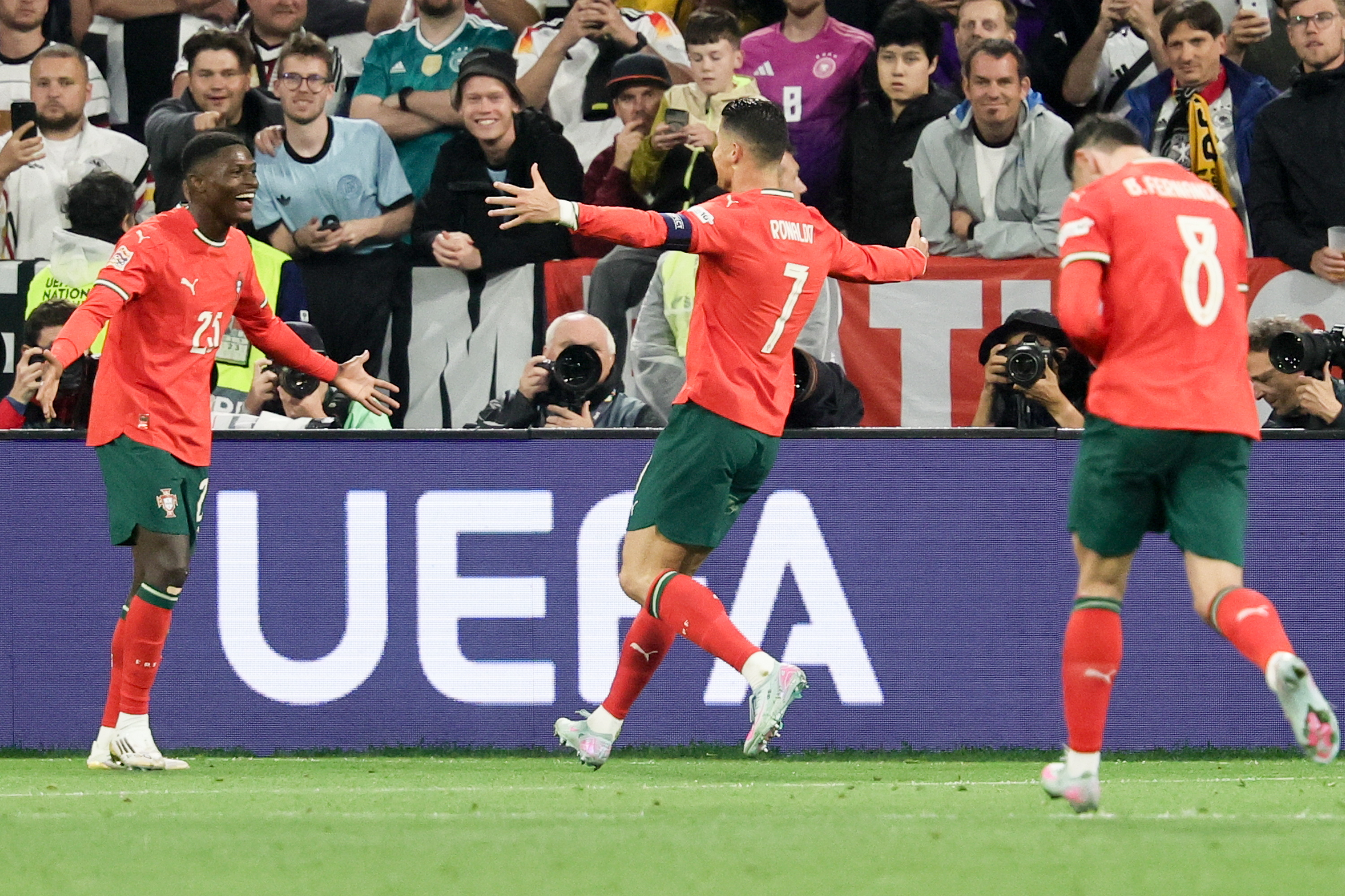 包含葡萄牙逆转战胜卢森堡，欧预赛领跑B组的词条