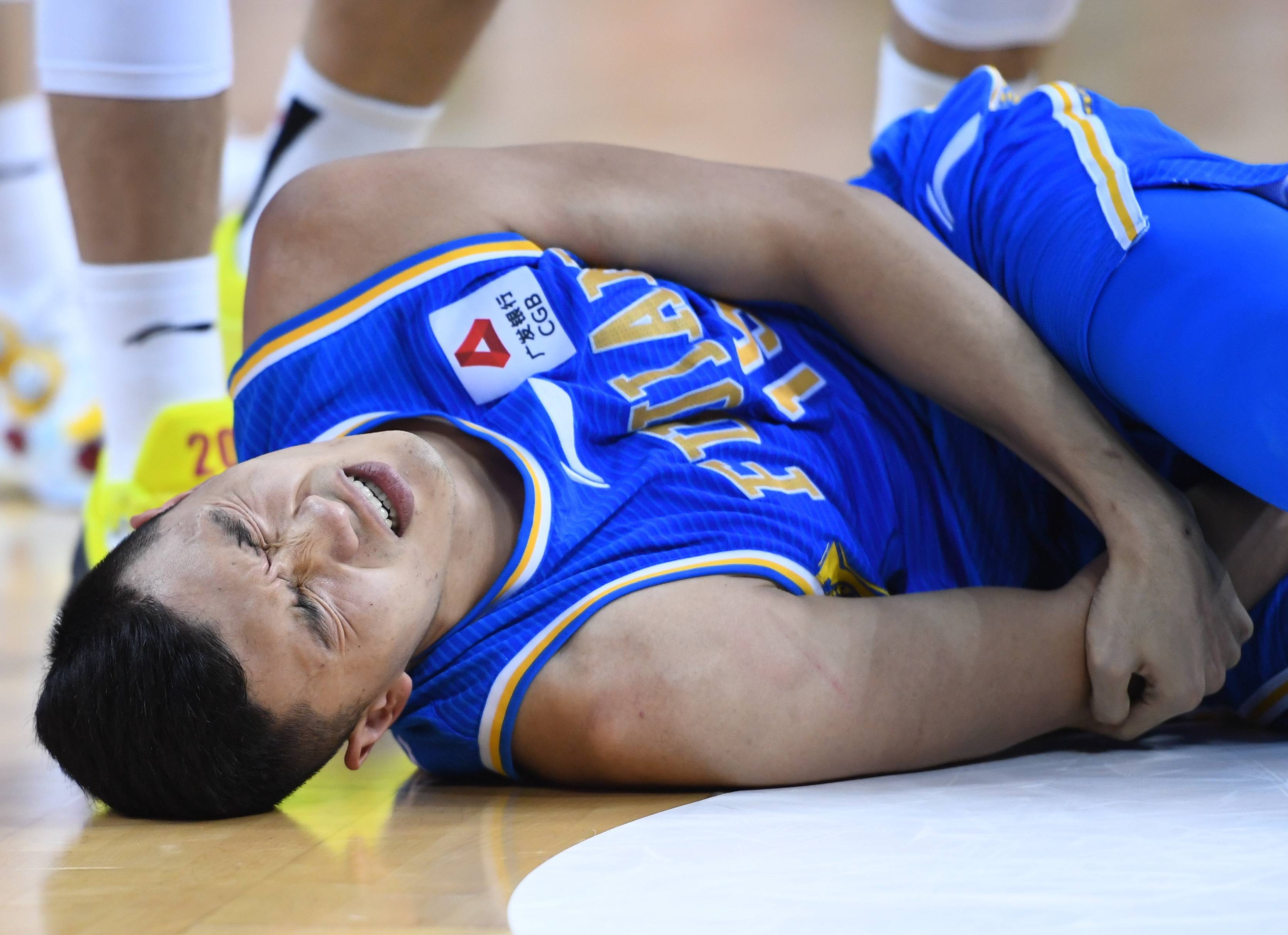 缺席投篮球场,球员面临风雨考验 缺席投篮球场,球员面临风雨考验