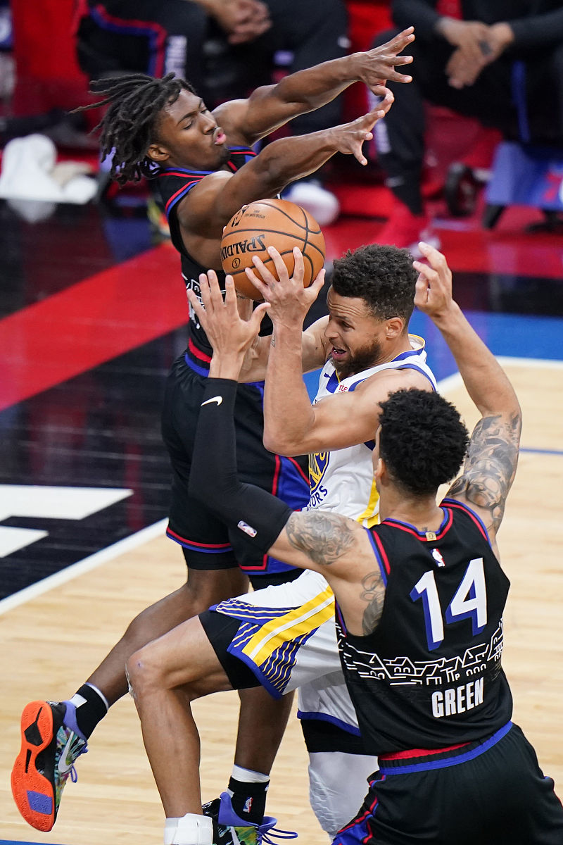 雄鹰主场大捷，稳健击败强敌