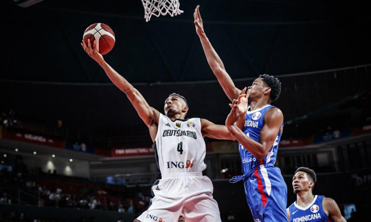 包含巴拿马队在激战中惨遭多米尼加反击的词条