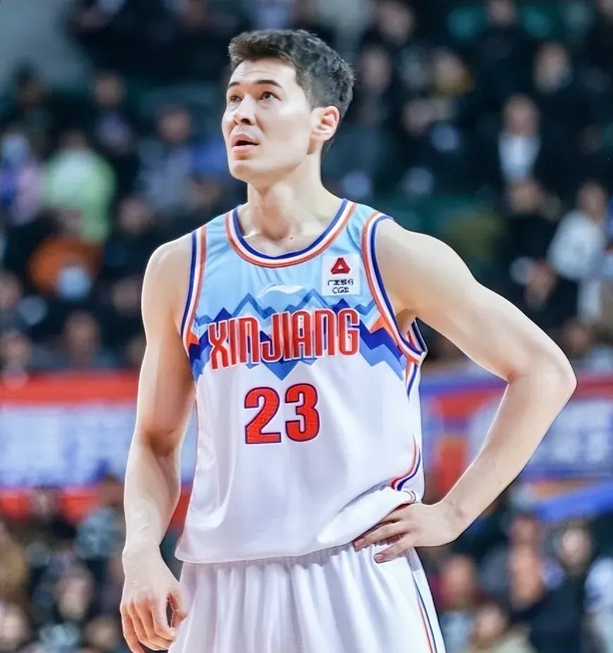 青岛队险胜新疆队,克莱状态火热 青岛队险胜新疆队,克莱状态火热