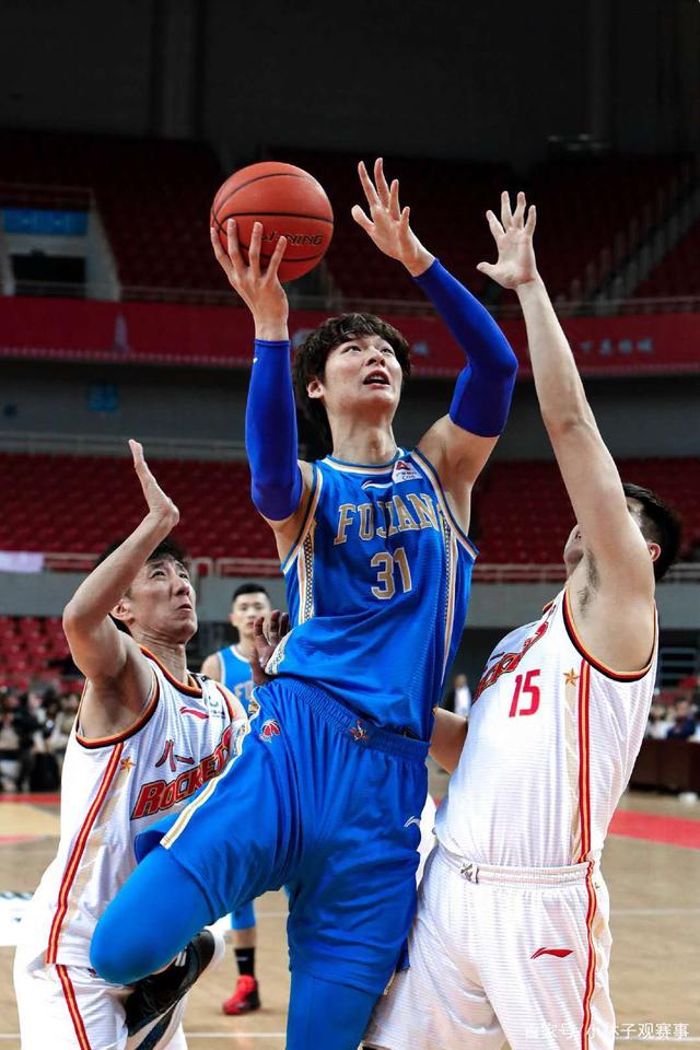 青岛队完胜快船,王哲林高光表现 青岛队完胜快船,王哲林高光表现