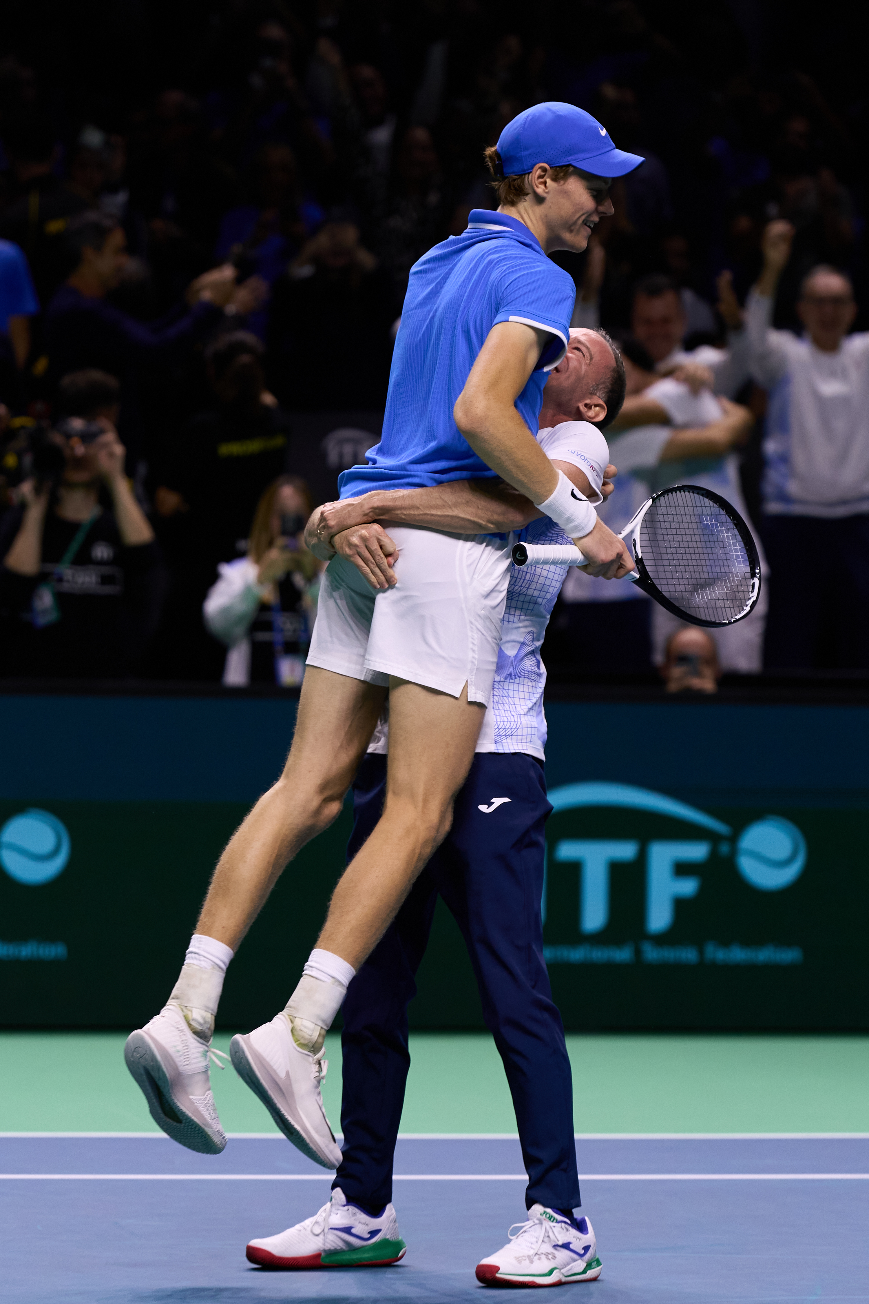 戴维斯杯轻取拉沃尔杯,西西帕斯关键制胜 戴维斯杯轻取拉沃尔杯,西西帕斯关键制胜